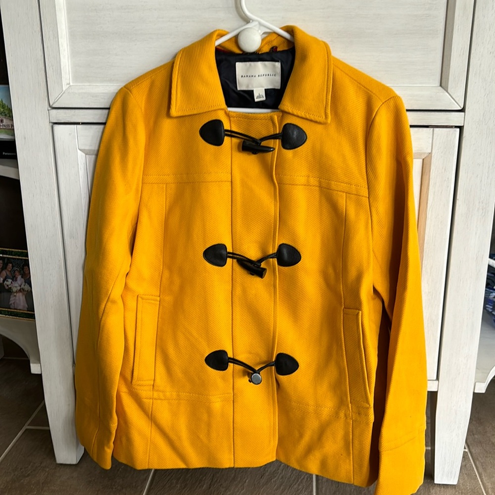 Banana Republic Woman’s GoldJacket with 3 snaps/black toggle closures. Beautiful